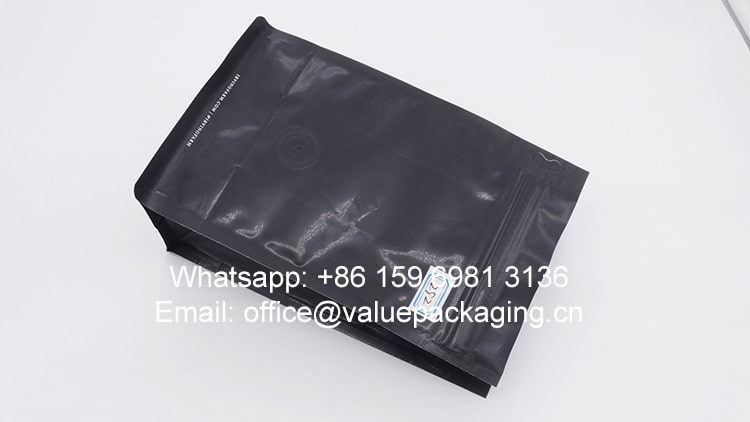 282-matte-black-flat-bottom-aluminum-foil -pouch-for-12oz-coffee10-min